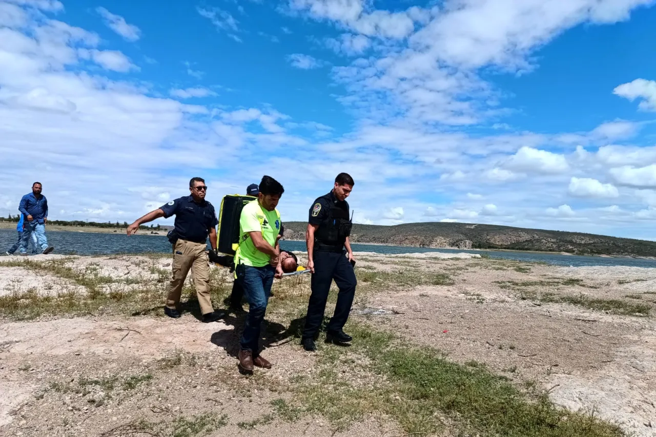 Rescatan a dos tripulantes de helicóptero tras accidente en la presa Chihuahua