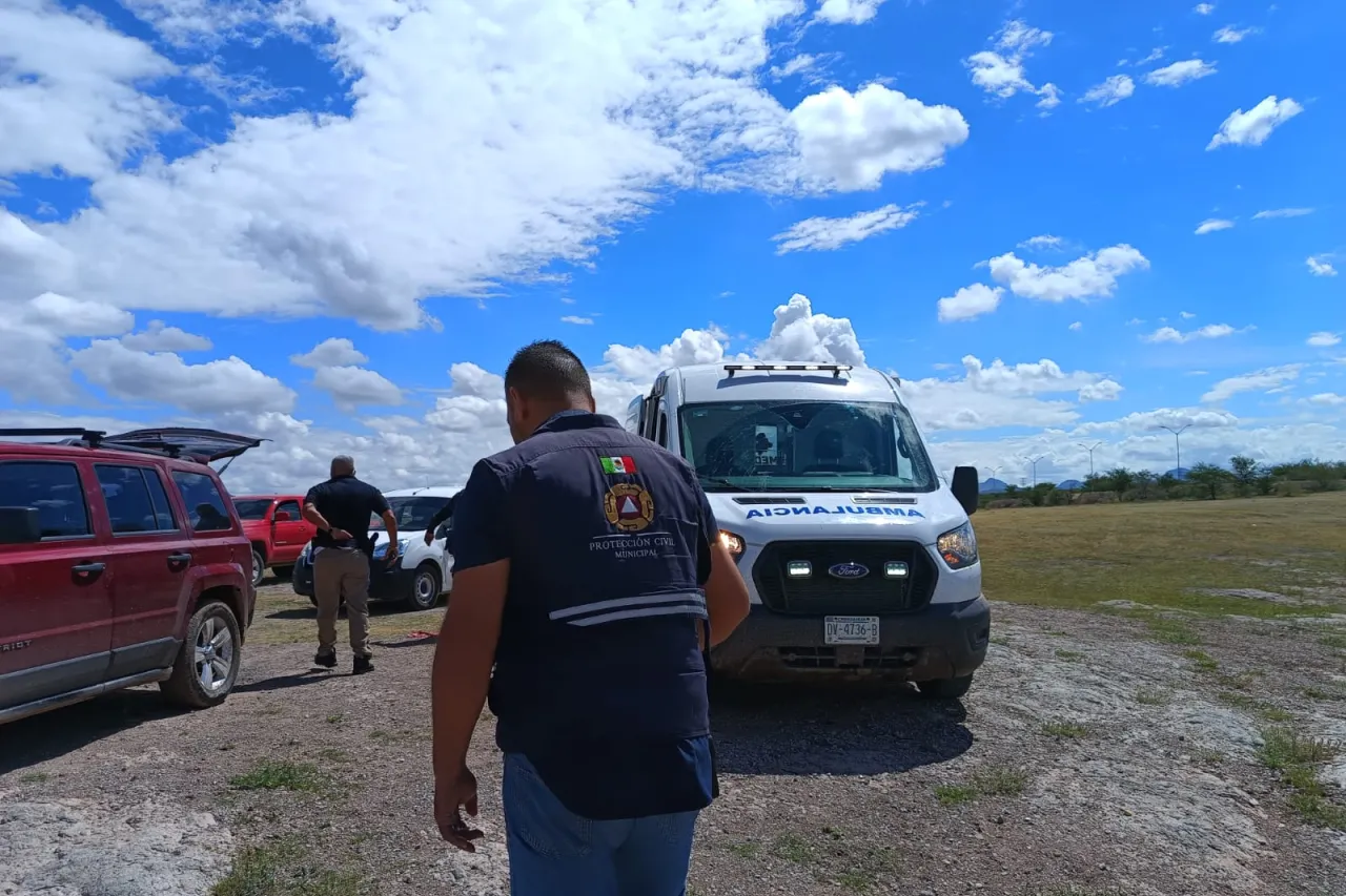 Rescatan a dos tripulantes de helicóptero tras accidente en la presa Chihuahua