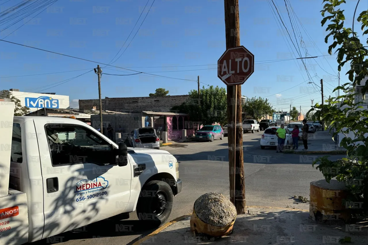 Omite alto y provoca choque contra muros de vivienda