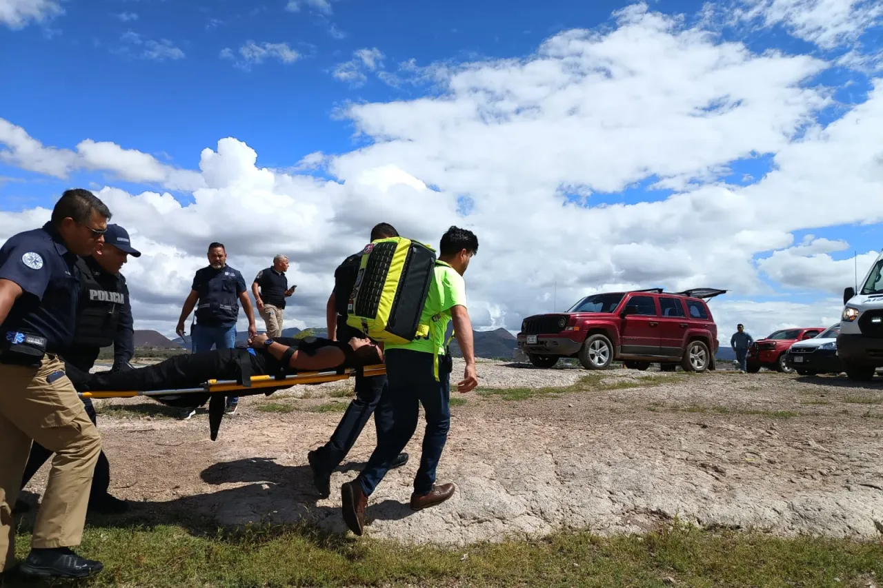 Rescatan a dos tripulantes de helicóptero tras accidente en la presa Chihuahua