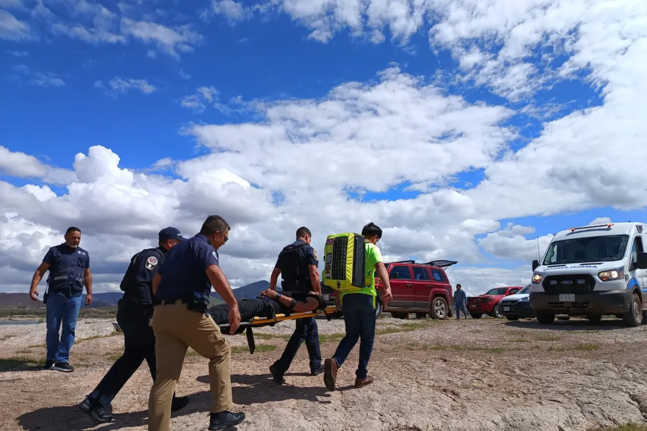 Rescatan a dos tripulantes de helicóptero tras accidente en la presa Chihuahua