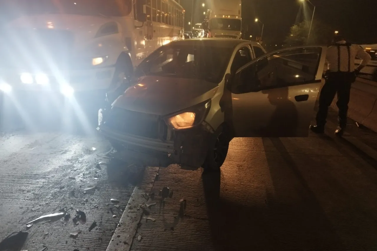 Impacta su auto contra barredora y causa caos en la Juan Pablo II