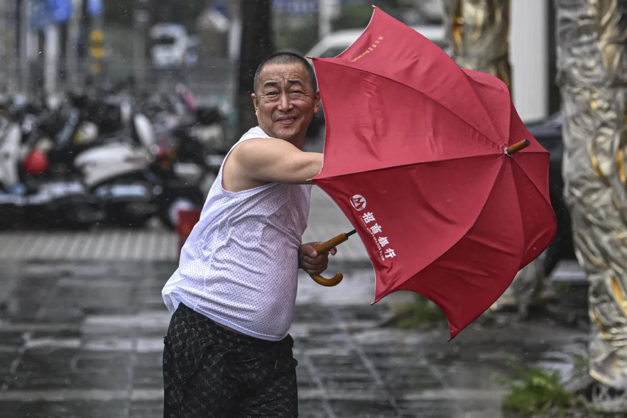 Tifón Yagi toca tierra en provincia insular china y un millón de personas huyen