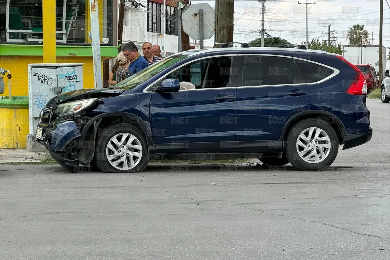 Chocan dos Hondas en la Hermanos Escobar