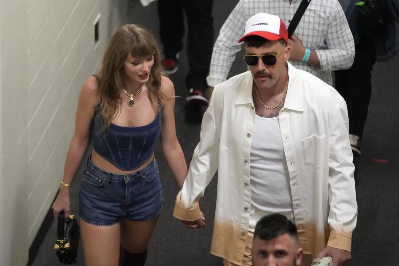 Taylor Swift aparece en el estadio para atestiguar triunfo de Kelce