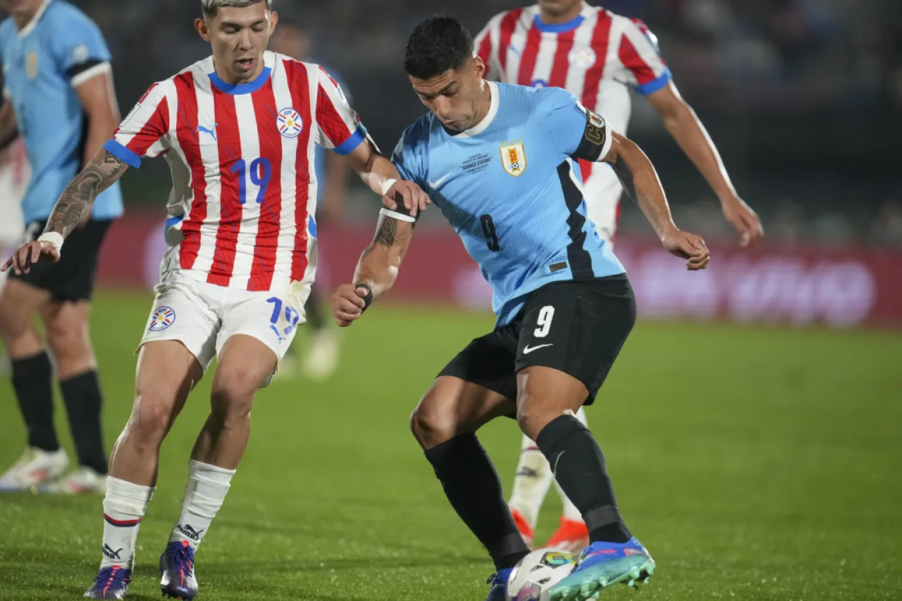 En adiós de Suárez, Uruguay se atora frente a Paraguay en eliminatorias