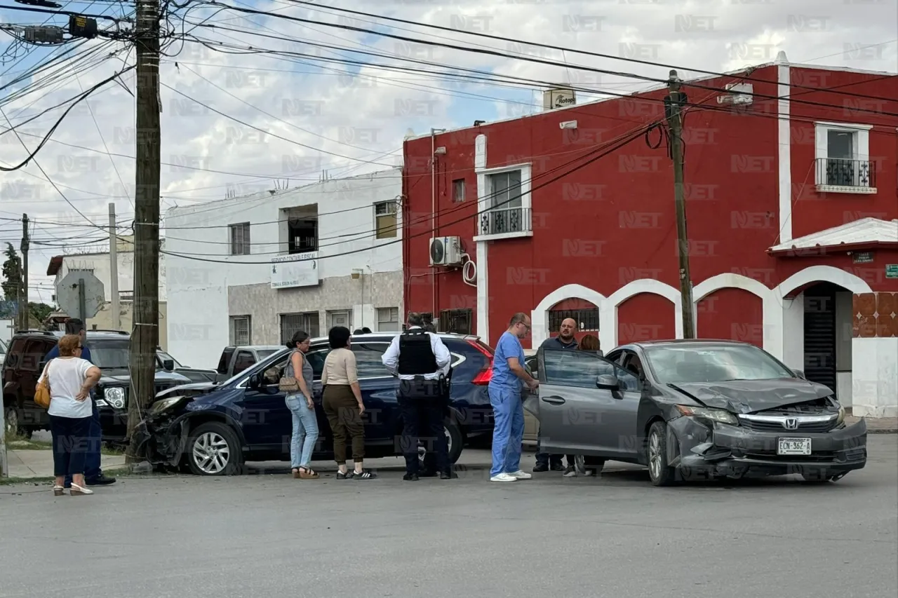 Chocan dos Hondas en la Hermanos Escobar