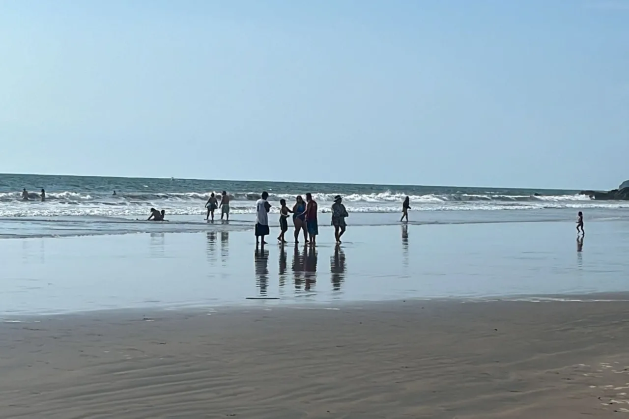 ¡Otro! Rescatan a chihuahuense en playa de Mazatlán