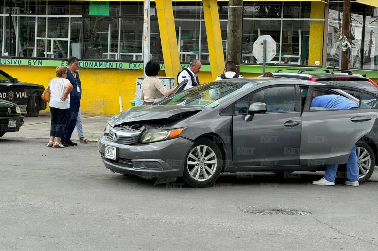 Chocan dos Hondas en la Hermanos Escobar