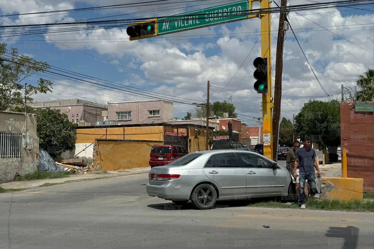 Choque entre dos vehículos derriba barda y provoca fuga de gas