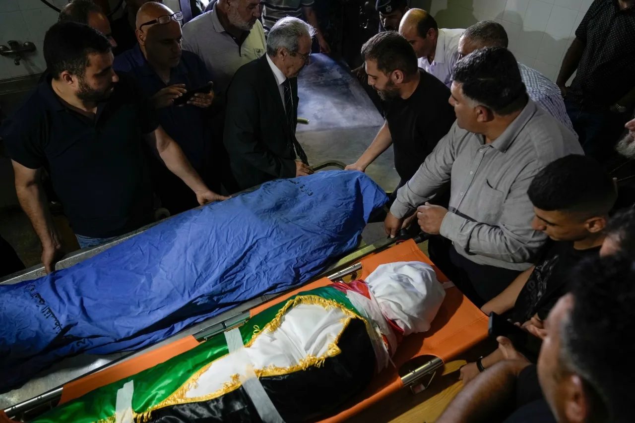 Ataques israelíes dejan más de una docena de muertos en Gaza