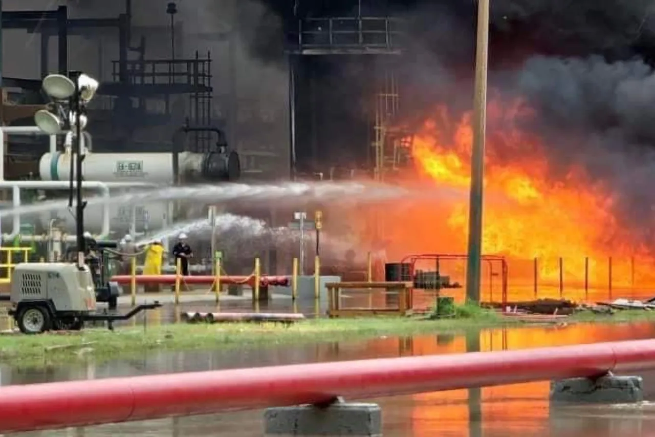 Se incendia refinería de Pemex en Oaxaca