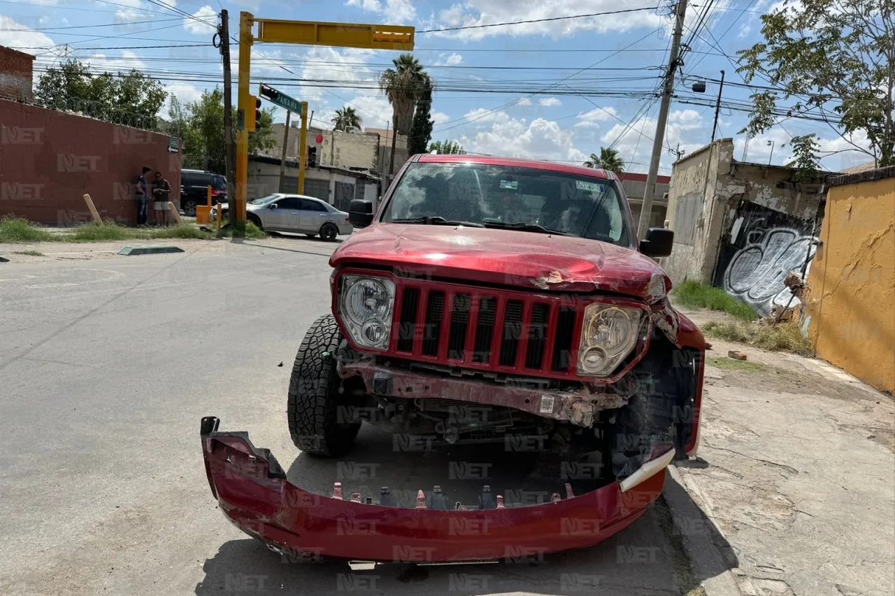 Choque entre dos vehículos derriba barda y provoca fuga de gas