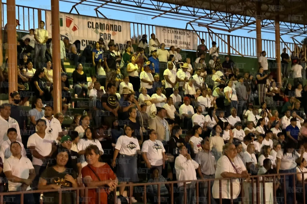 Oran por alcalde en evento evangélico 'Clamor por Juárez'