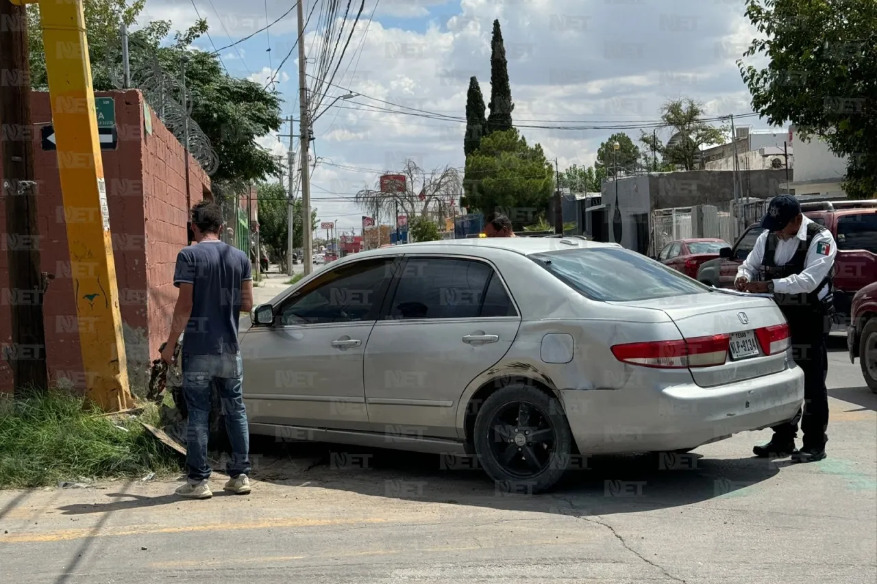 Choque entre dos vehículos derriba barda y provoca fuga de gas