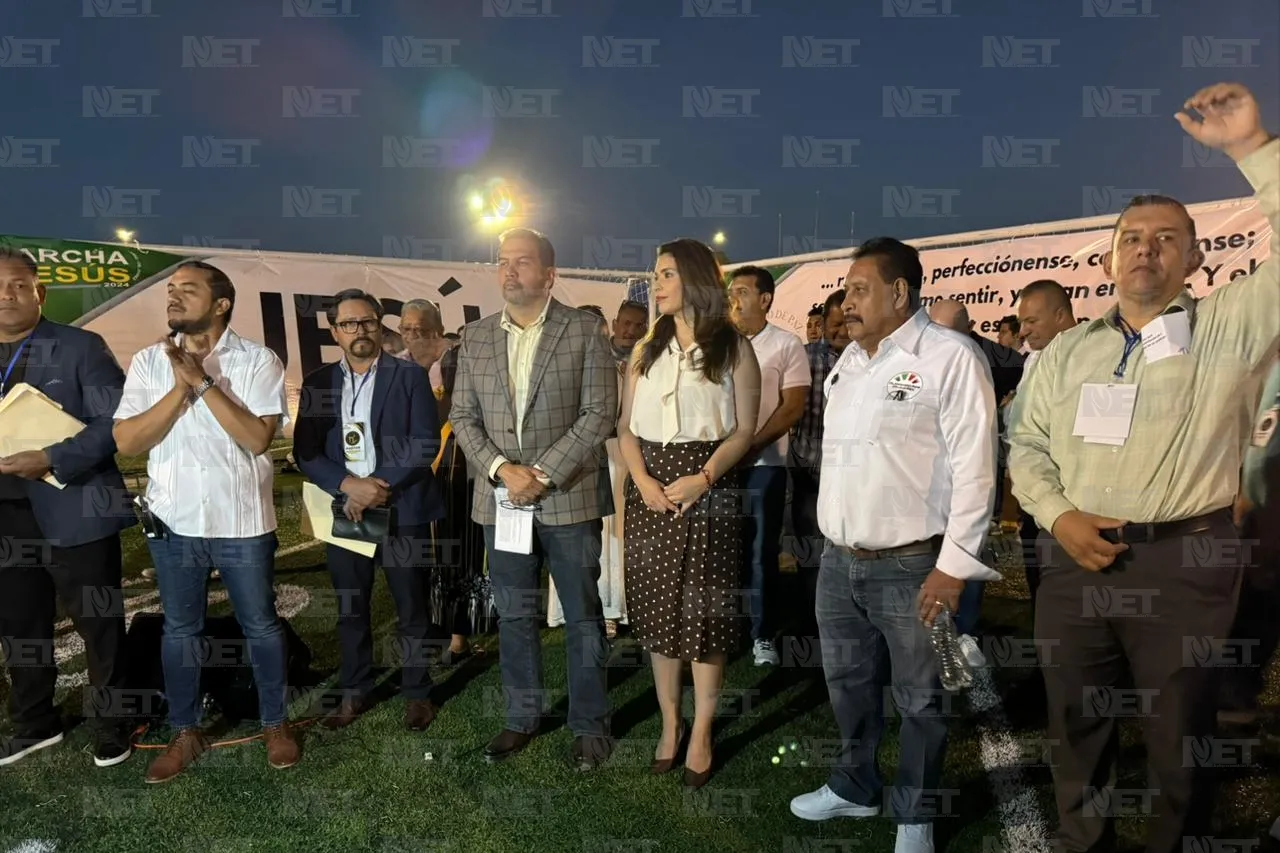 Oran por alcalde en evento evangélico 'Clamor por Juárez'