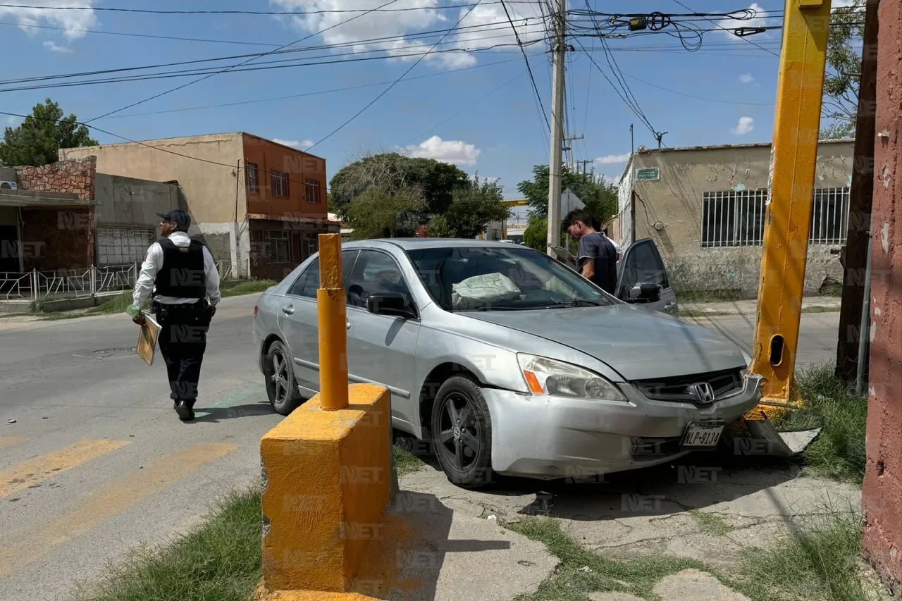 Choque entre dos vehículos derriba barda y provoca fuga de gas