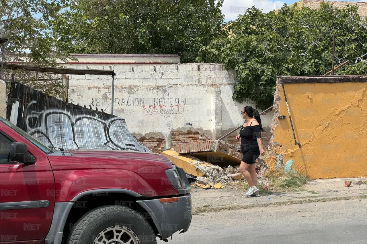 Choque entre dos vehículos derriba barda y provoca fuga de gas