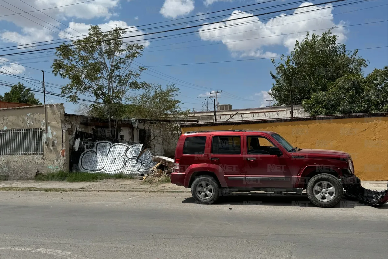 Choque entre dos vehículos derriba barda y provoca fuga de gas