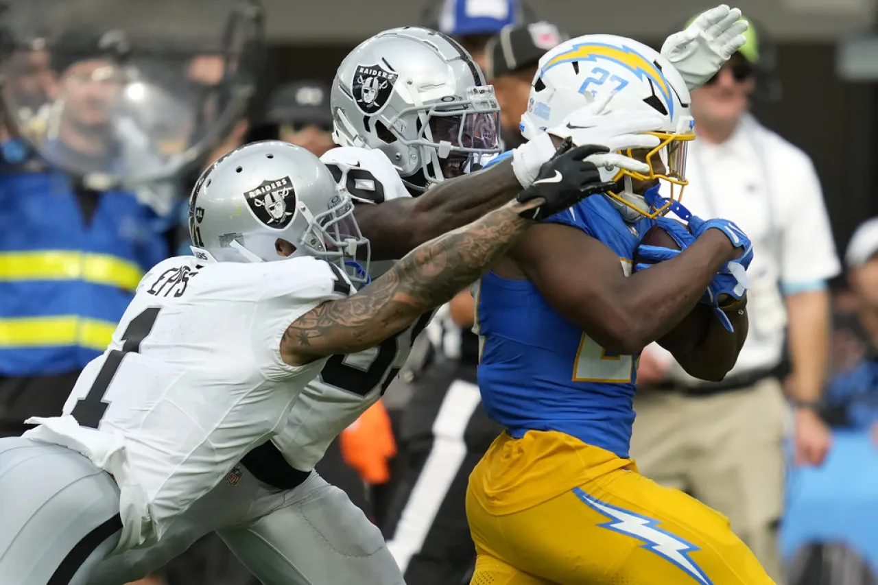 Chargers derrotan a Raiders