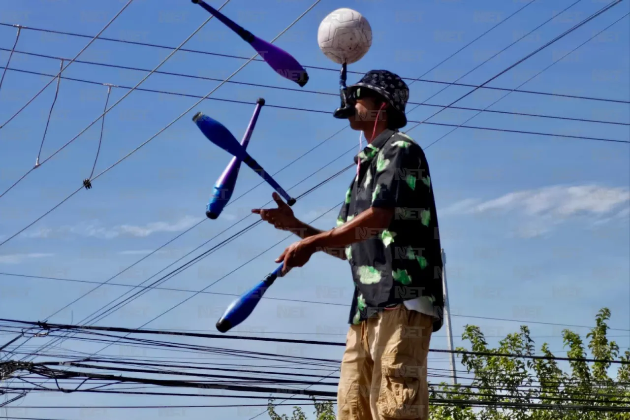 Charlie desafía su equilibrio en los semáforos de la ciudad