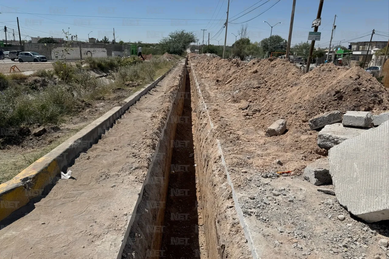 Bloquean vecinos obras de constructora por daños a calle en Riberas
