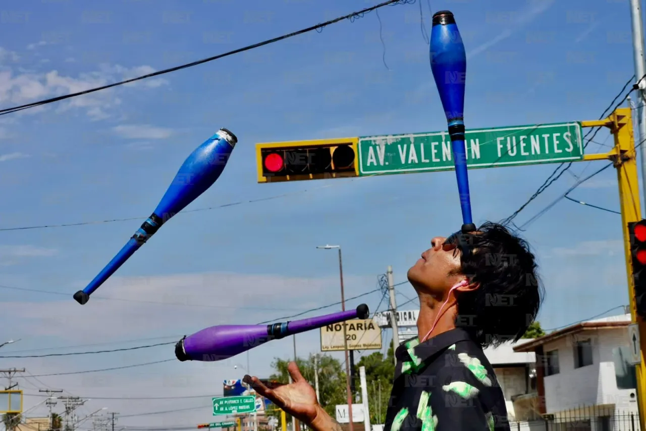 Charlie desafía su equilibrio en los semáforos de la ciudad