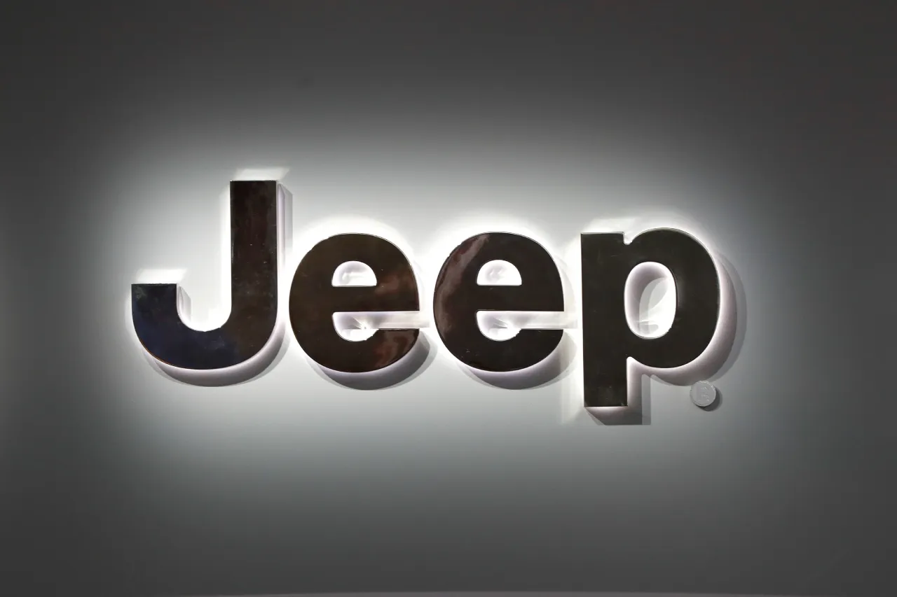 Investigan informes de que motores de camionetas Jeep pueden incendiarse