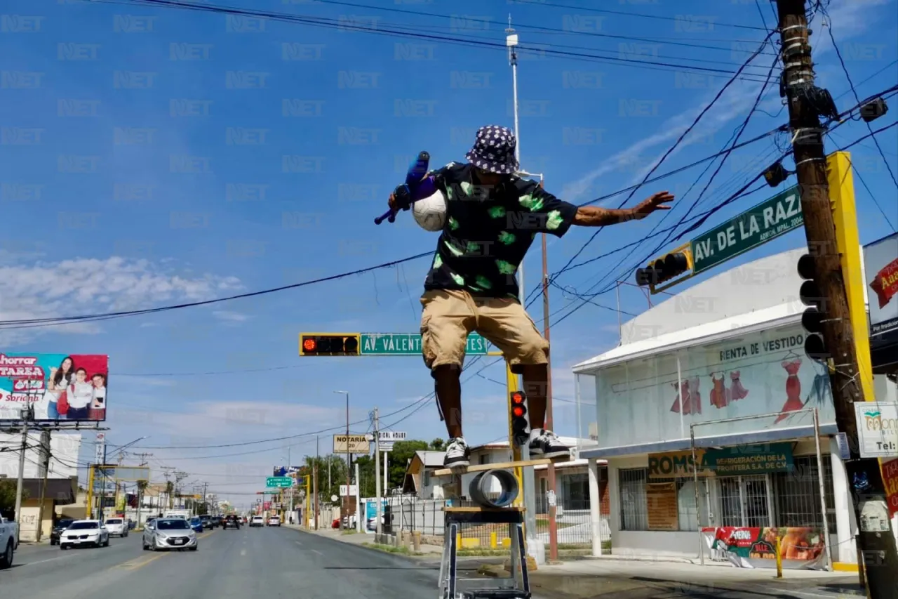 Charlie desafía su equilibrio en los semáforos de la ciudad
