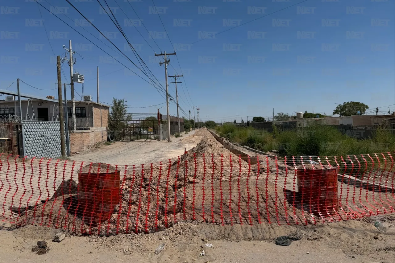 Bloquean vecinos obras de constructora por daños a calle en Riberas
