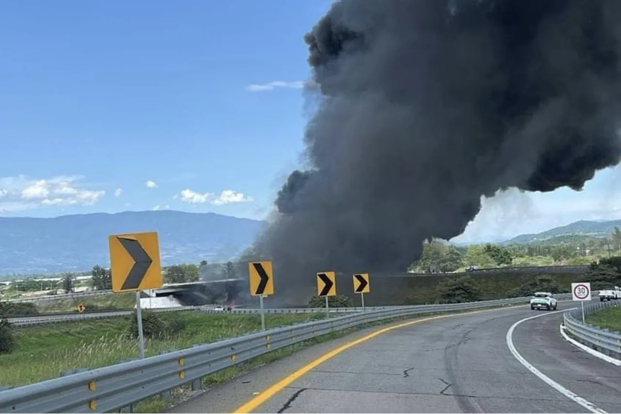 Video: Explota pipa en autopista Guadalajara - Colima