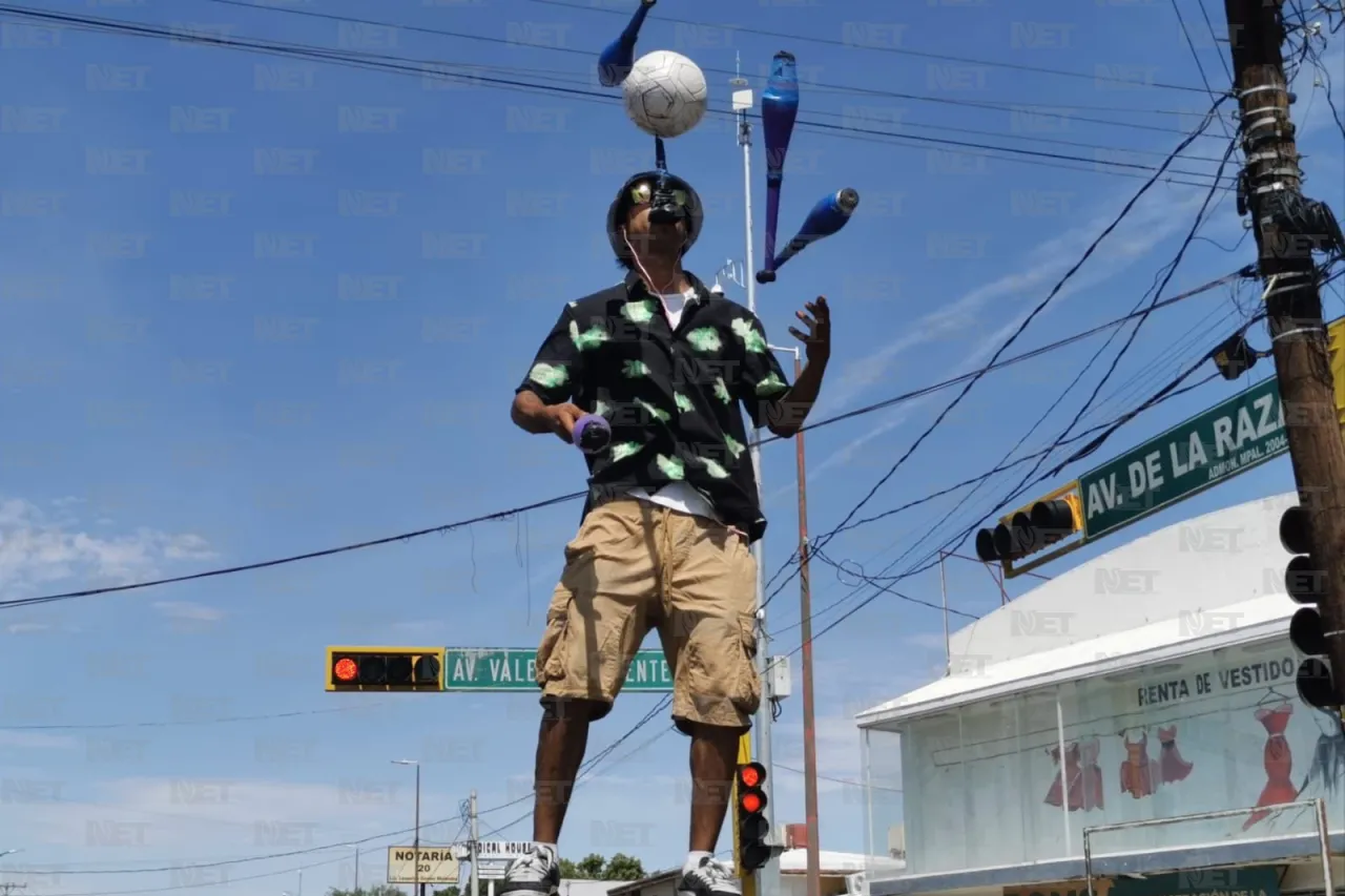 Charlie desafía su equilibrio en los semáforos de la ciudad