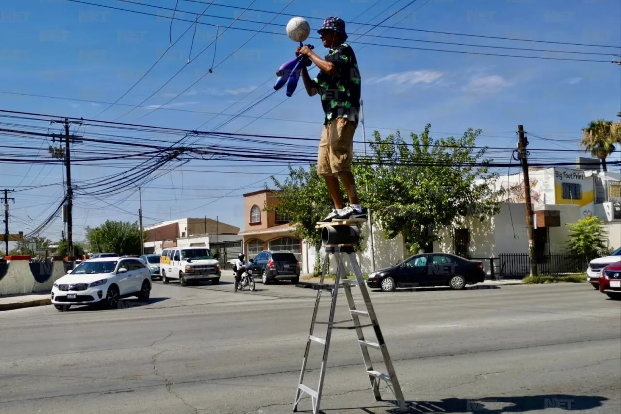 Charlie desafía su equilibrio en los semáforos de la ciudad