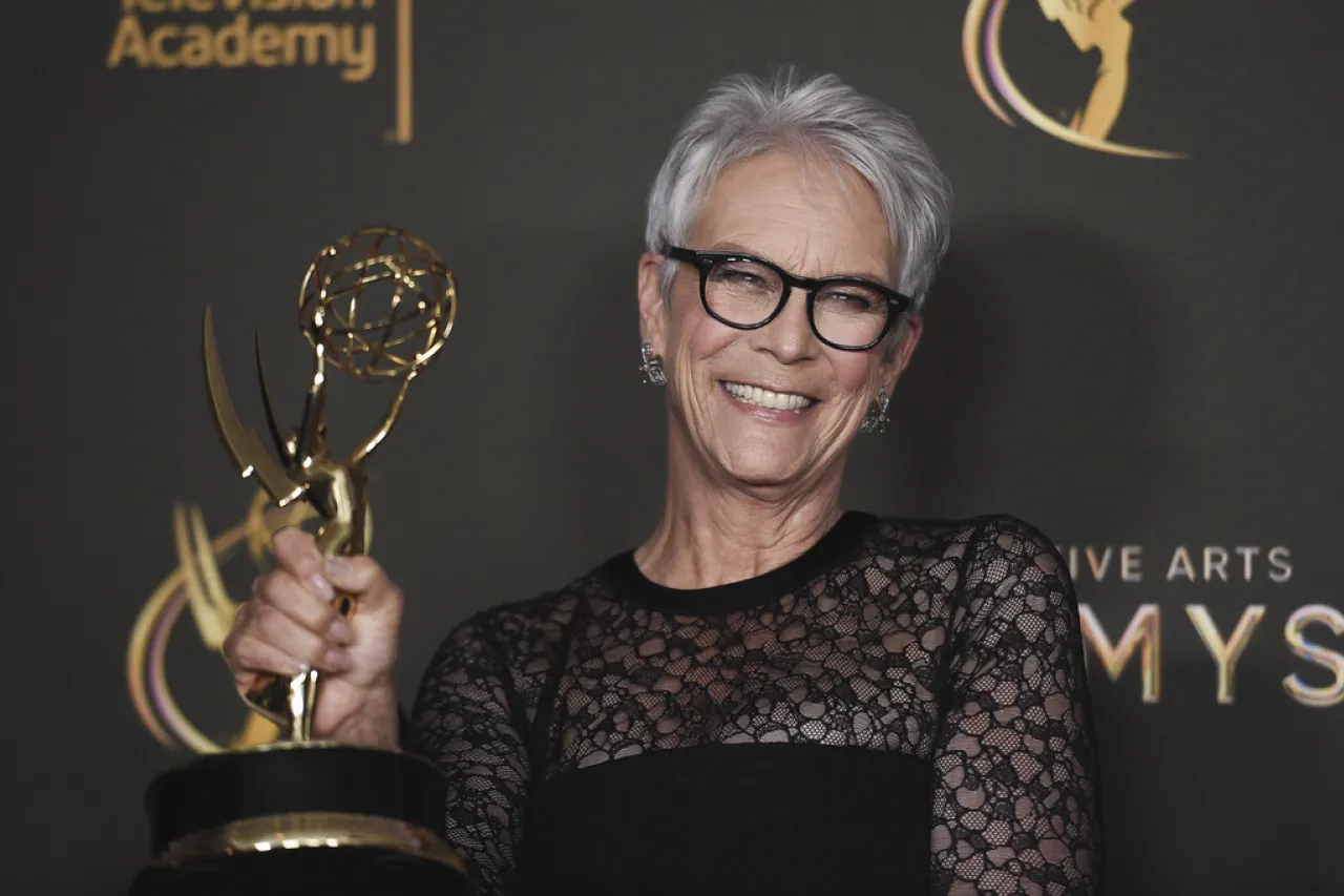 'Shogun' se lleva la noche con 14 Emmy, Jamie Lee Curtis es galardonada