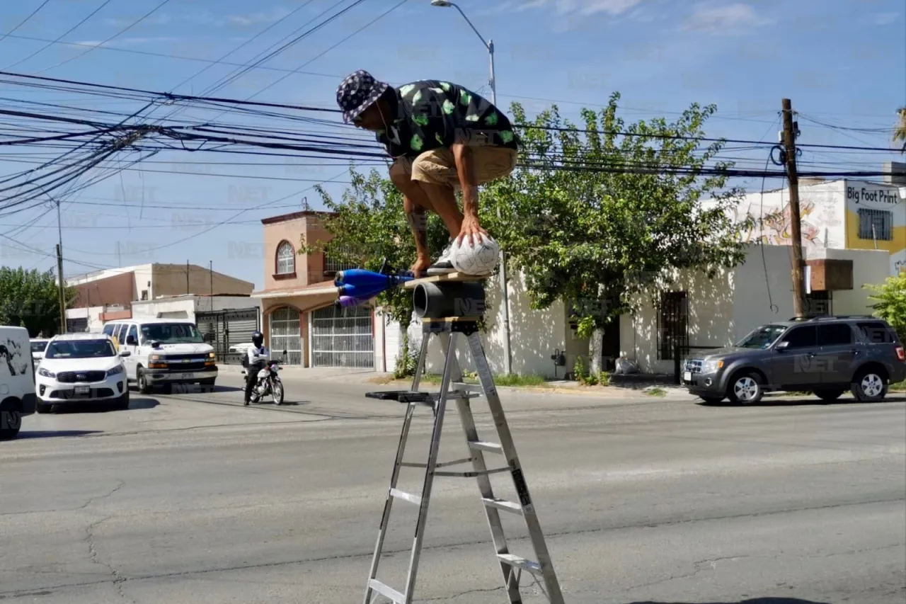 Charlie desafía su equilibrio en los semáforos de la ciudad