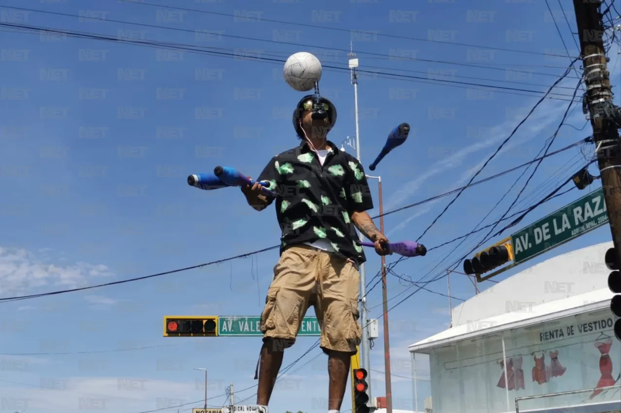 Charlie desafía su equilibrio en los semáforos de la ciudad