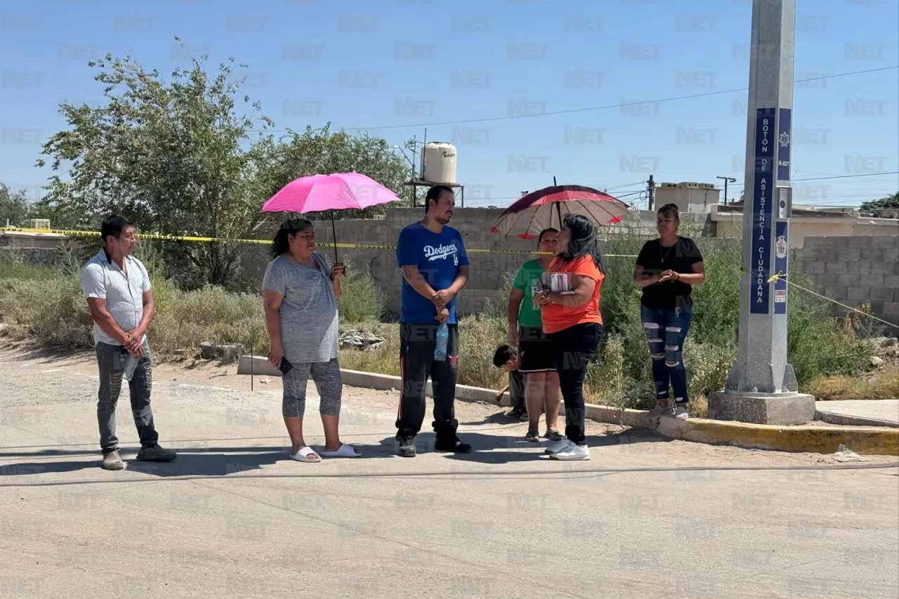 Bloquean vecinos obras de constructora por daños a calle en Riberas