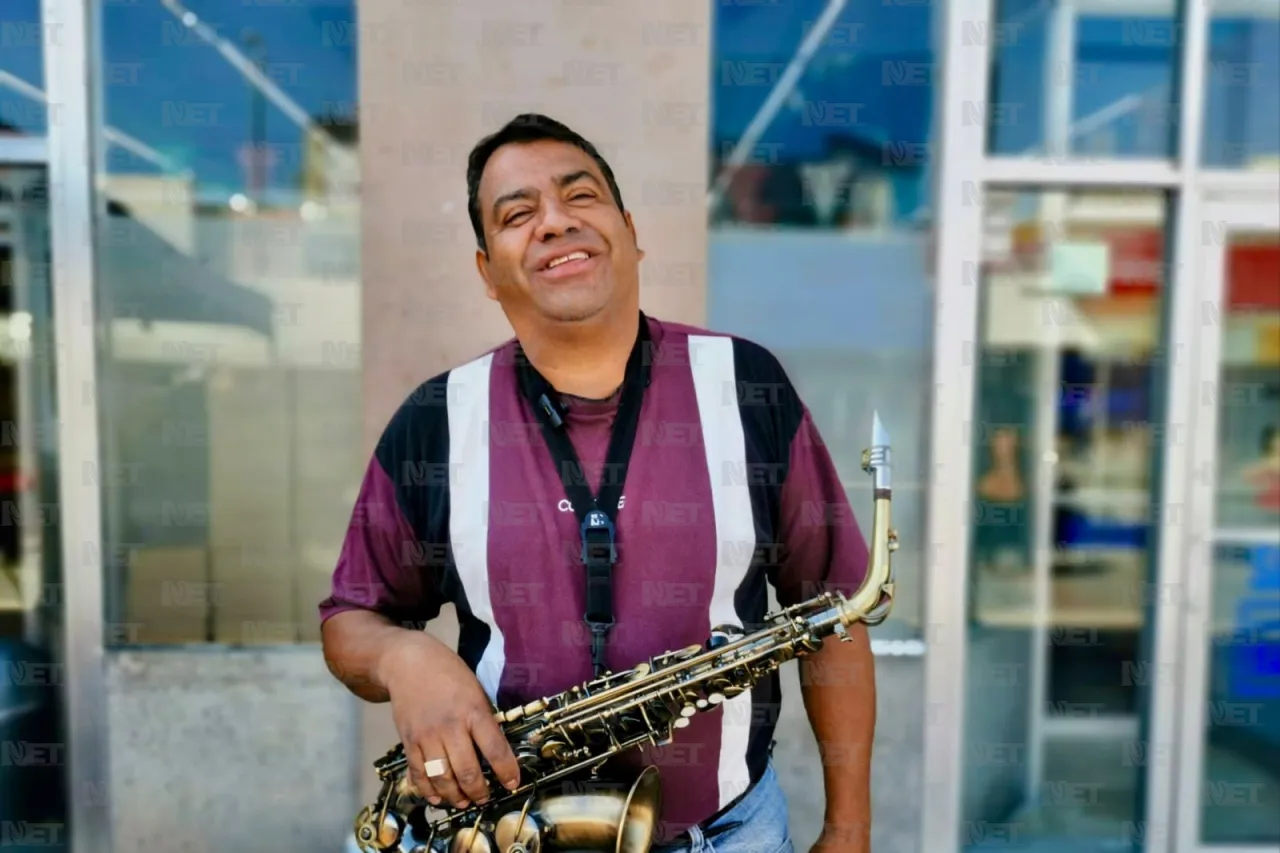 Desde Delicias, Roberto muestra su talento con el saxofón en Juárez