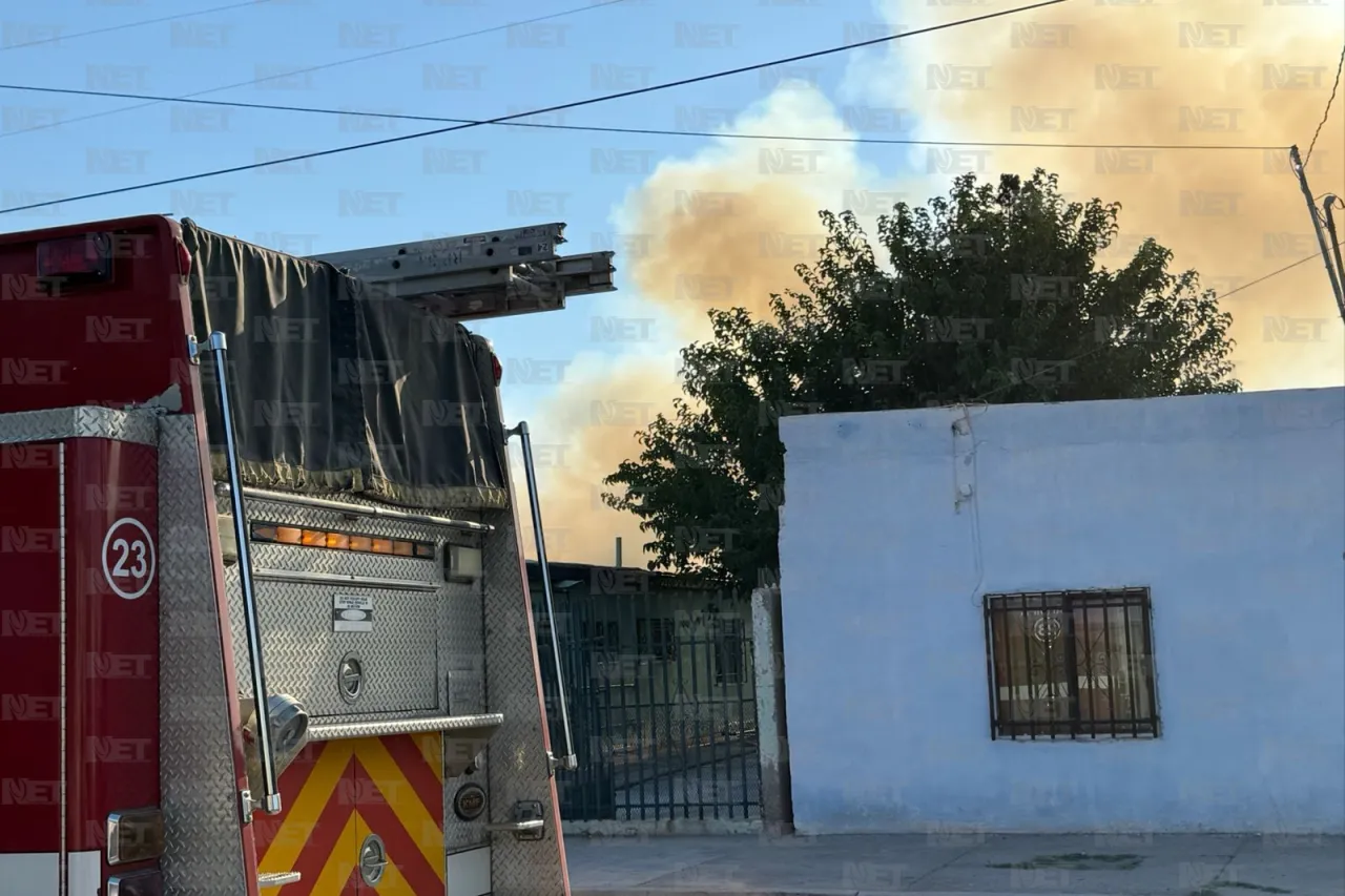 Se incendia bodega con solventes en la colonia Libertad; llamas alcanzan casa