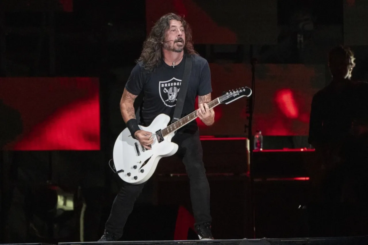 Dave Grohl anuncia que es padre de una niña fuera de su matrimonio de 21 años