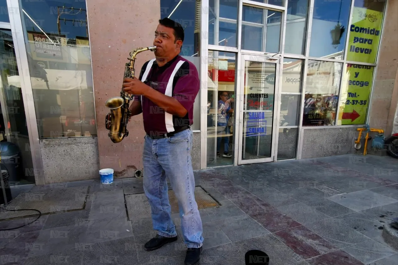 Desde Delicias, Roberto muestra su talento con el saxofón en Juárez