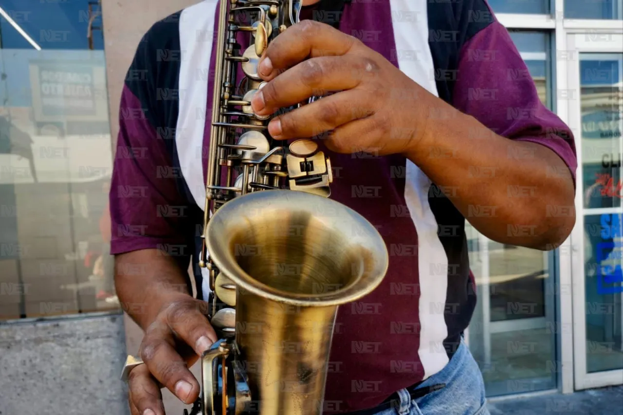 Desde Delicias, Roberto muestra su talento con el saxofón en Juárez