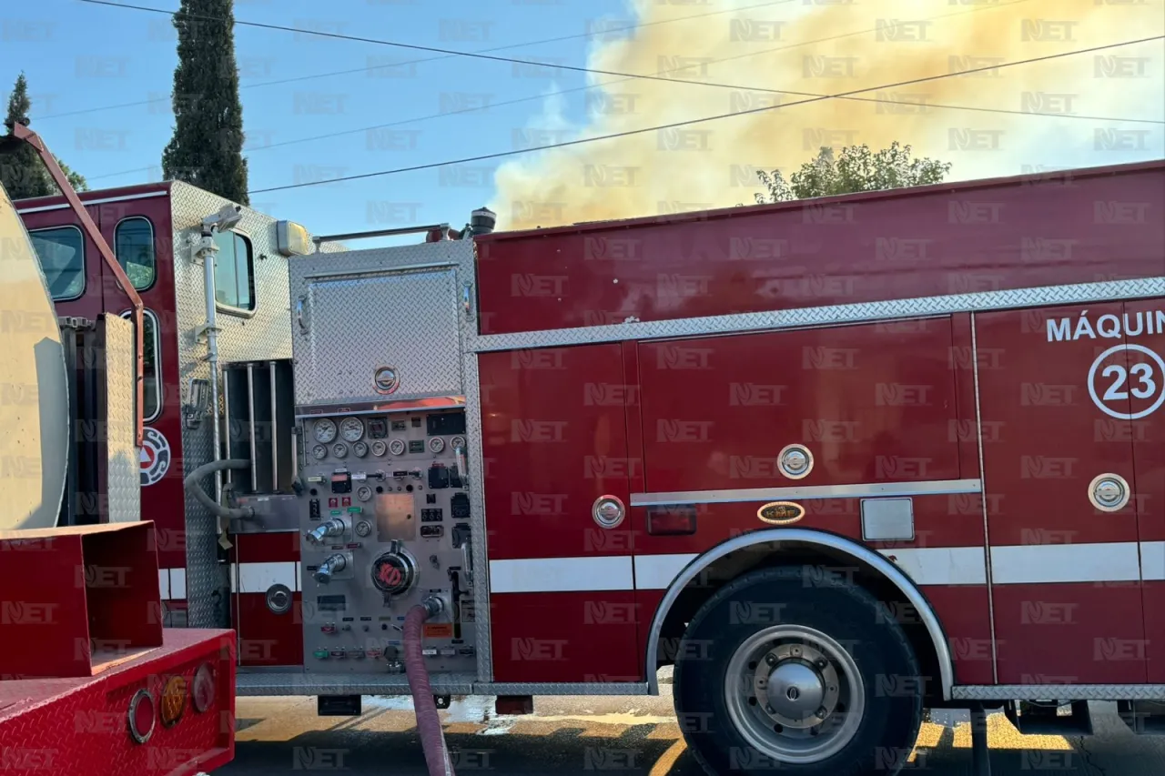 Se incendia bodega con solventes en la colonia Libertad; llamas alcanzan casa