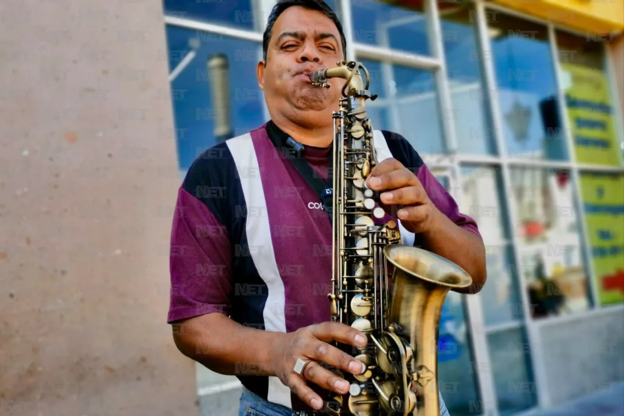 Desde Delicias, Roberto muestra su talento con el saxofón en Juárez