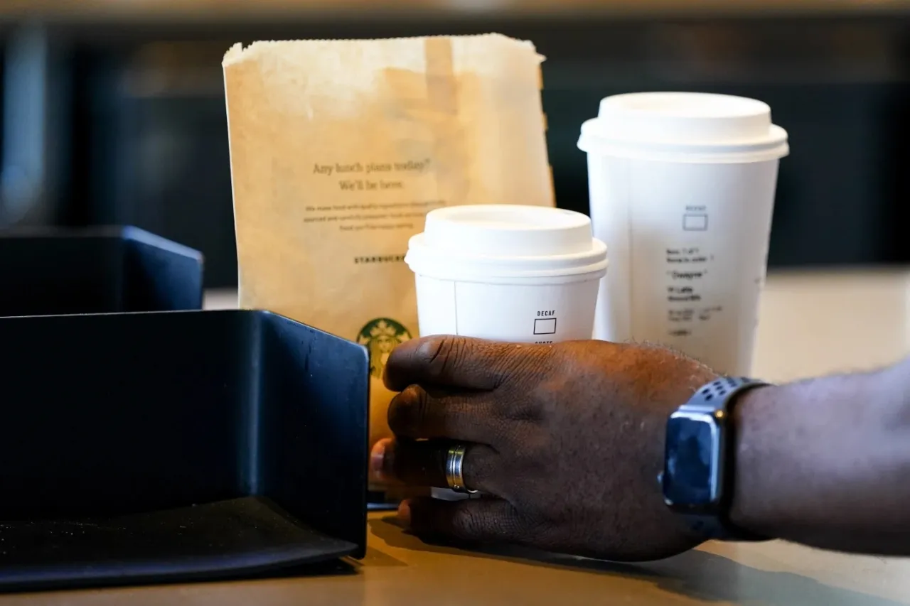 El nuevo CEO de Starbucks quiere recuperar el ambiente de cafetería