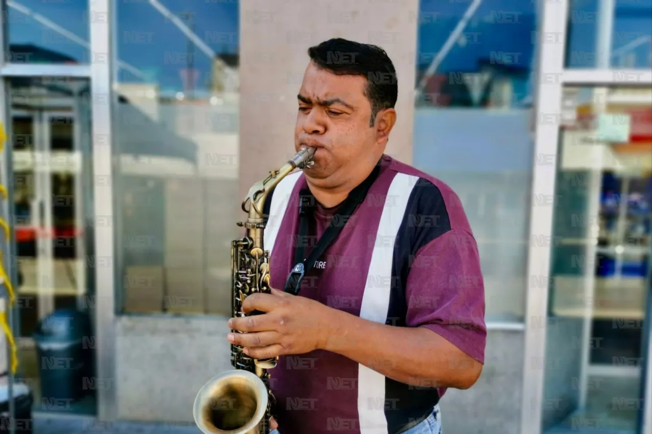 Desde Delicias, Roberto muestra su talento con el saxofón en Juárez