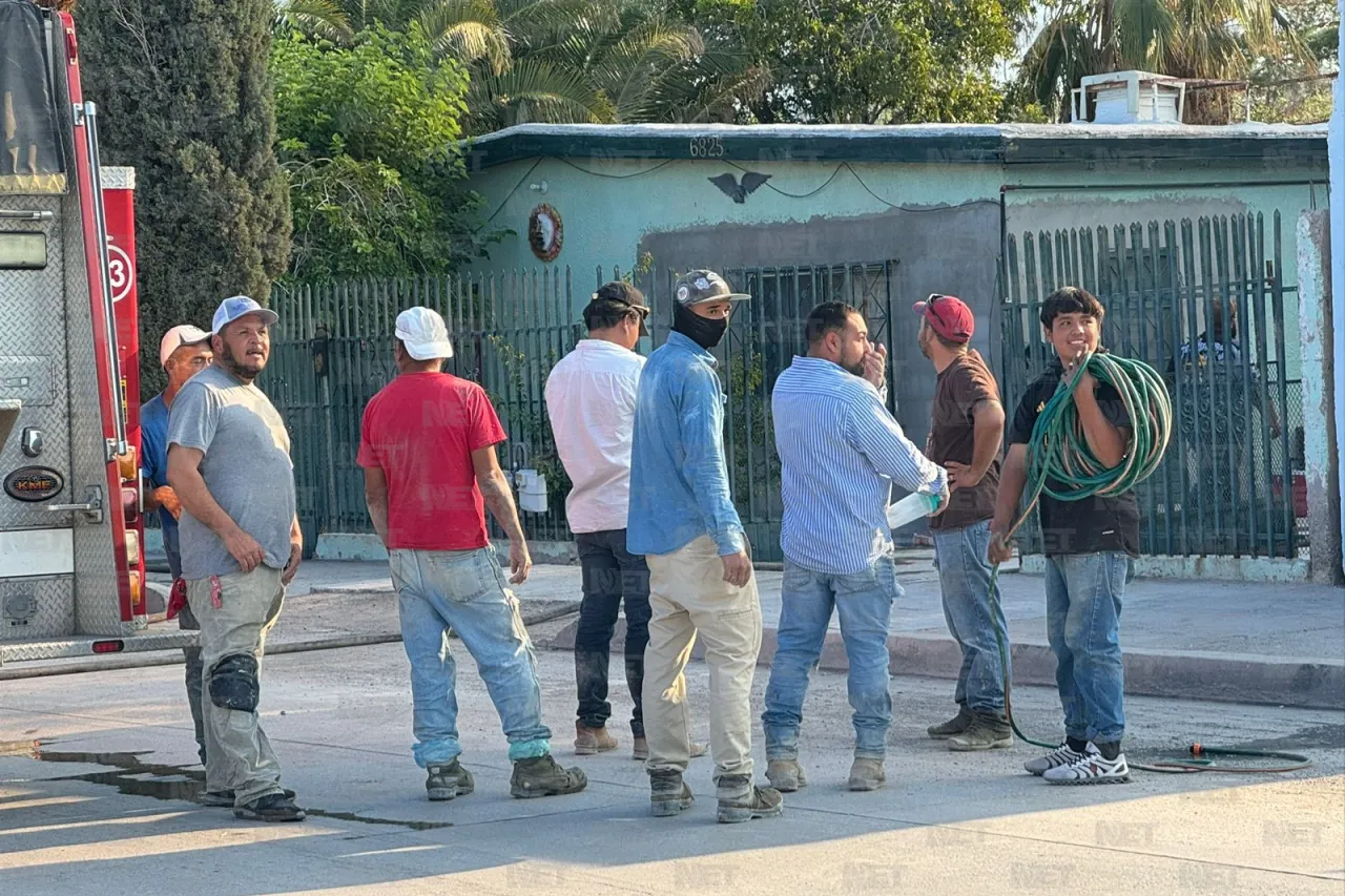 Se incendia bodega con solventes en la colonia Libertad; llamas alcanzan casa