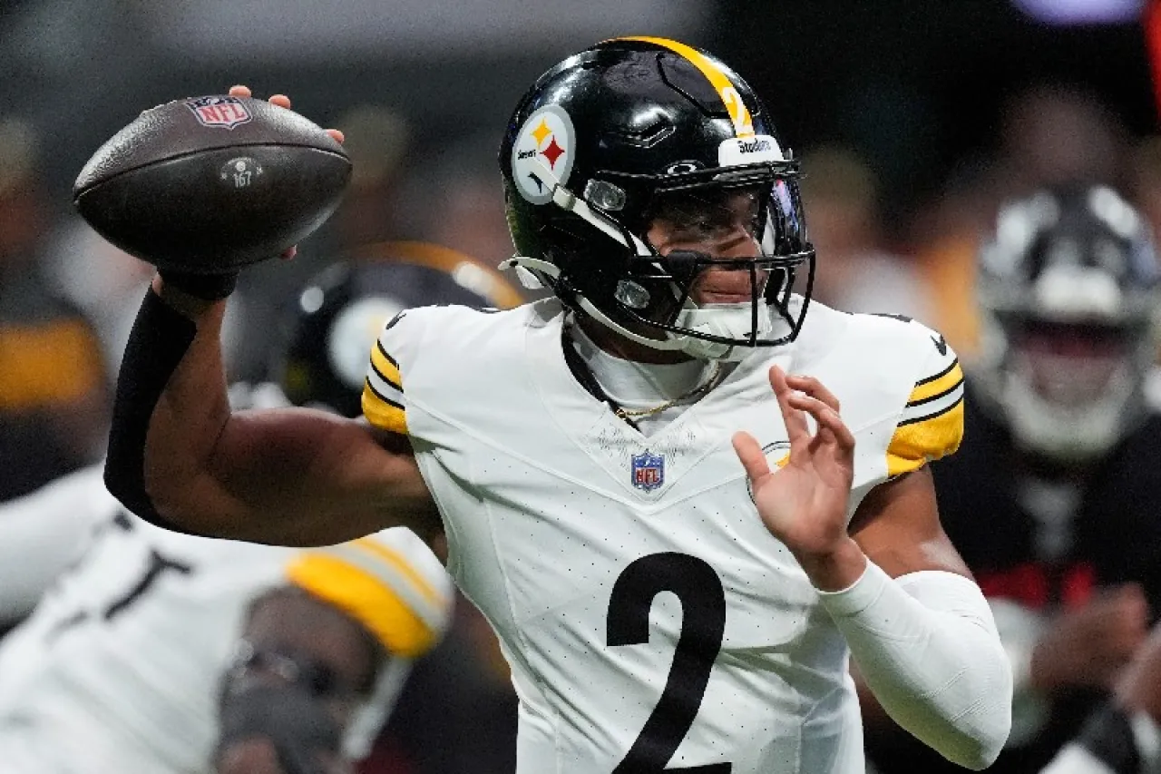 Será Justin Fields titular de Steelers para la semana dos