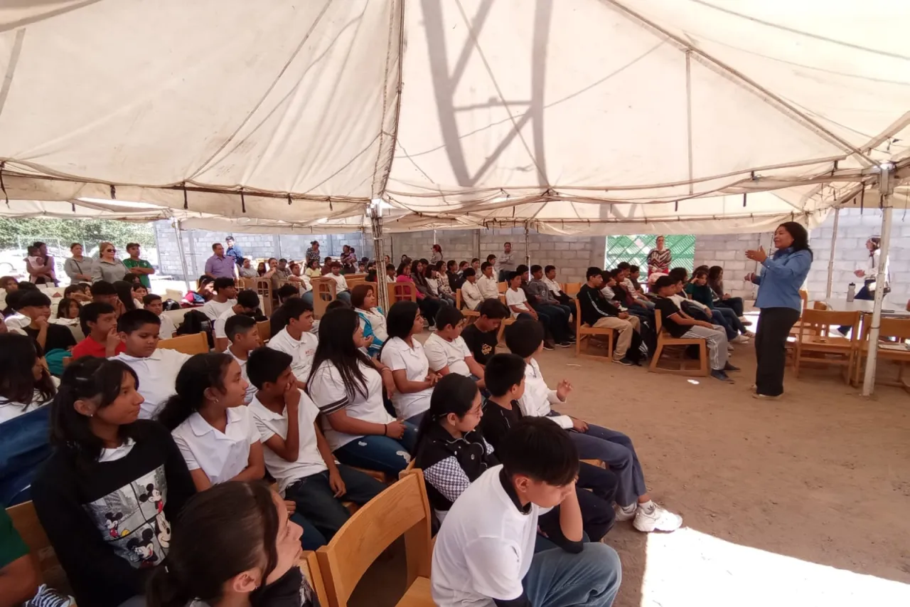 Canaco entrega mochilas a estudiantes de nueva secundaria en Riberas