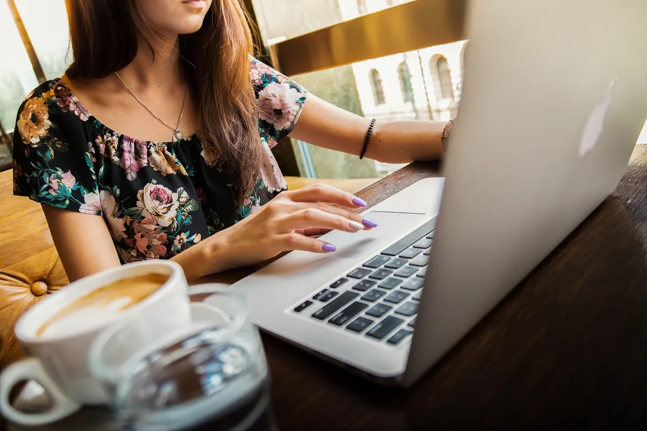 Síndrome de la Abeja Reina: ¿Cómo afecta a las mujeres en el trabajo?